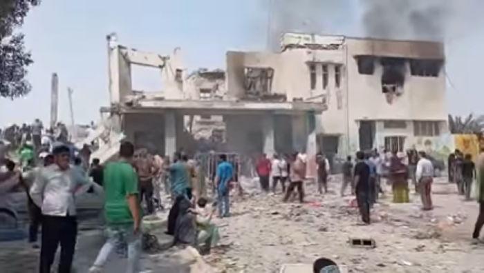 GEDUNG SD DIRUDAL - Kondisi gedung sekolah dasar (SD) Shajareye Tayabeh di Kota Minab, Hormozgan, Iran Selatan, usai dihantam rudal Israel, Sabtu (28/2/2026) pagi. Sebanyak 53 siswi dilaporkan tewas tertimbun reruntuhan beton di lokasi yang dikonfirmasi otoritas setempat murni area sipil tanpa fasilitas militer Iran.