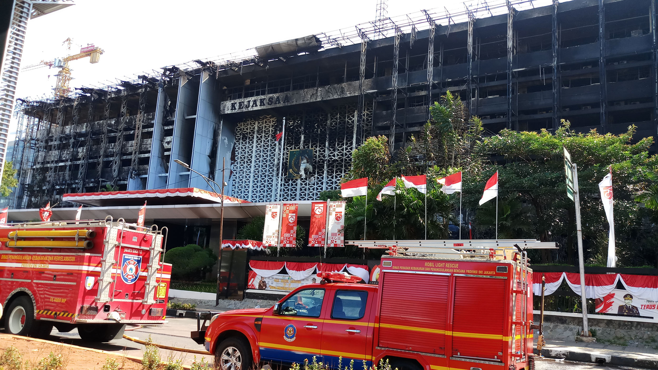 gedung-kejagung-menghitam-usai-dilalap-api_20200823_210752.jpg