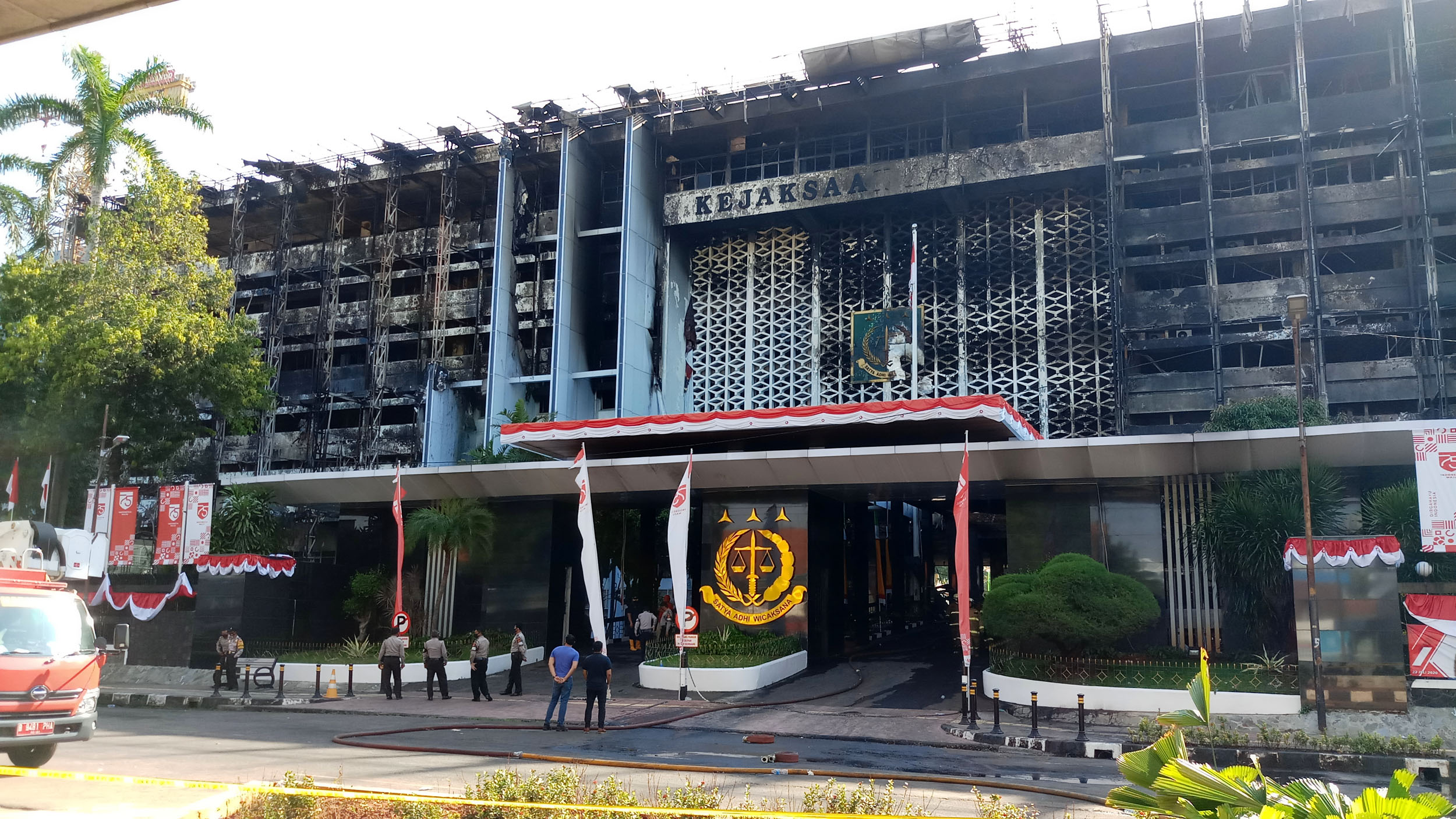 gedung-kejagung-menghitam-usai-dilalap-api_20200823_211001.jpg