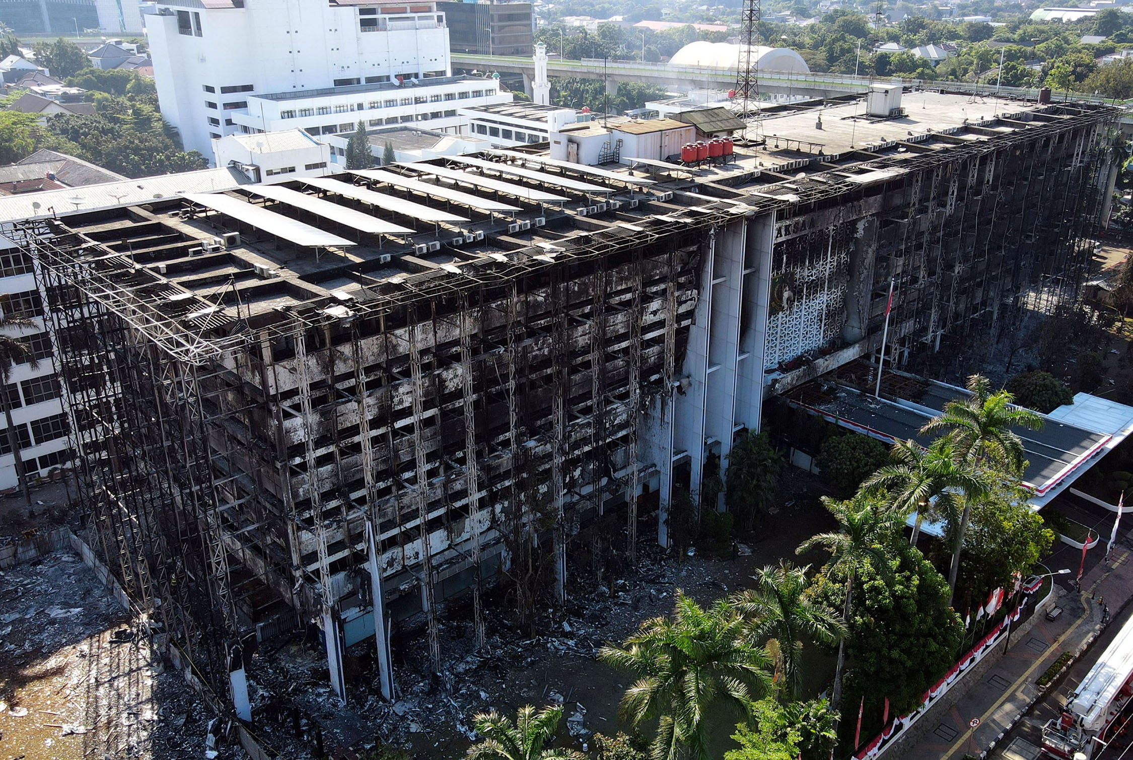 gedung-kejagung-menghitam-usai-dilalap-api_20200823_212339.jpg