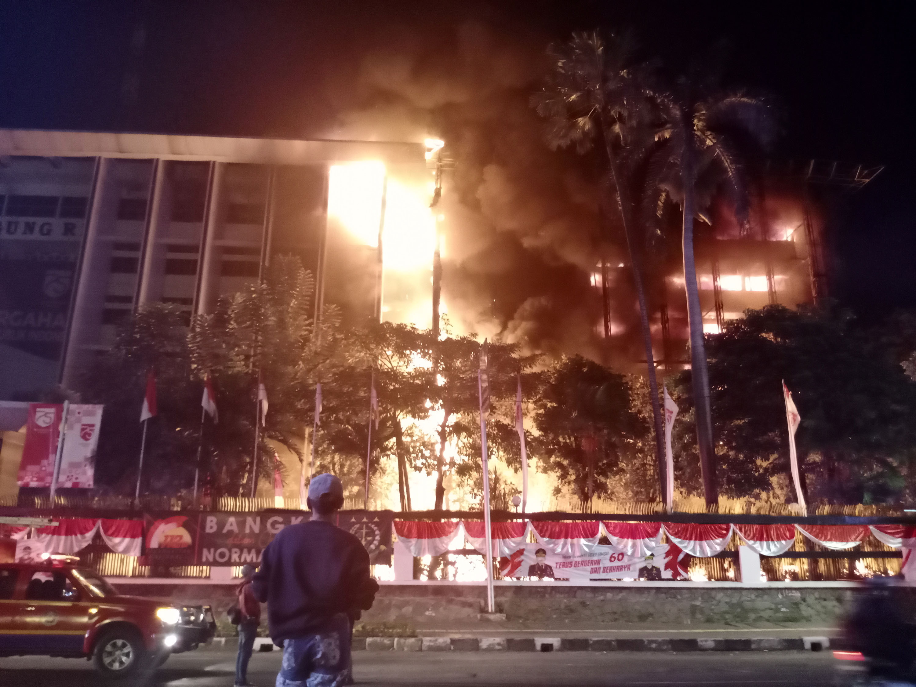 gedung-kejaksaan-agung-ri-terbakar-hebat_20200822_212756.jpg