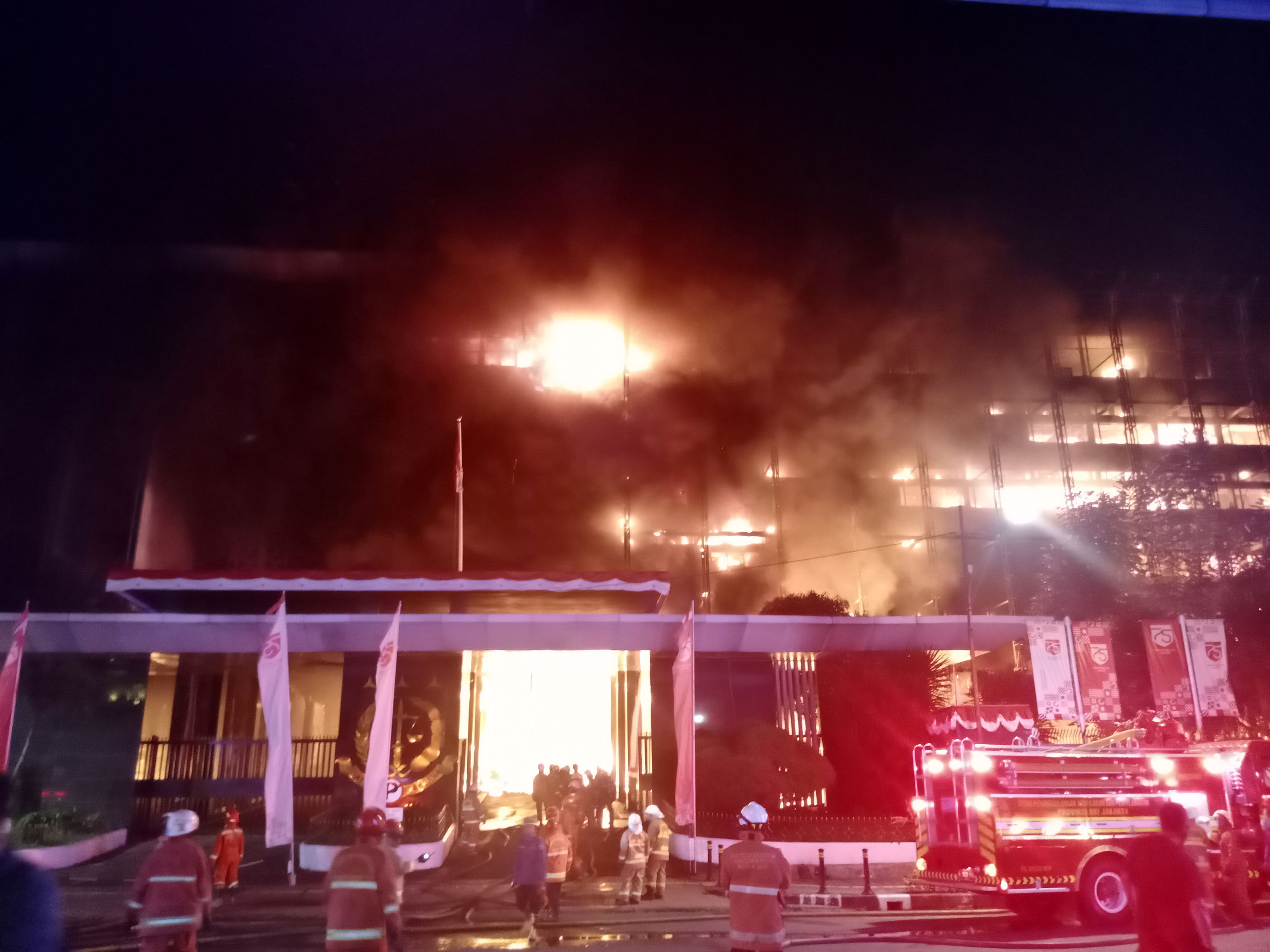 gedung-kejaksaan-agung-ri-terbakar-hebat_20200822_220156.jpg