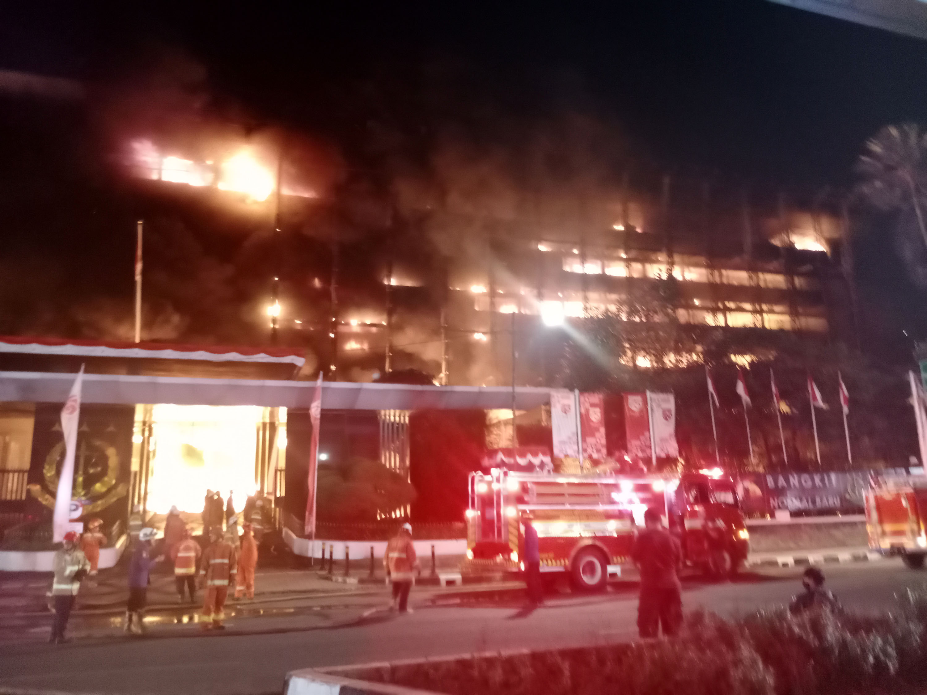 gedung-kejaksaan-agung-ri-terbakar-hebat_20200822_220314.jpg