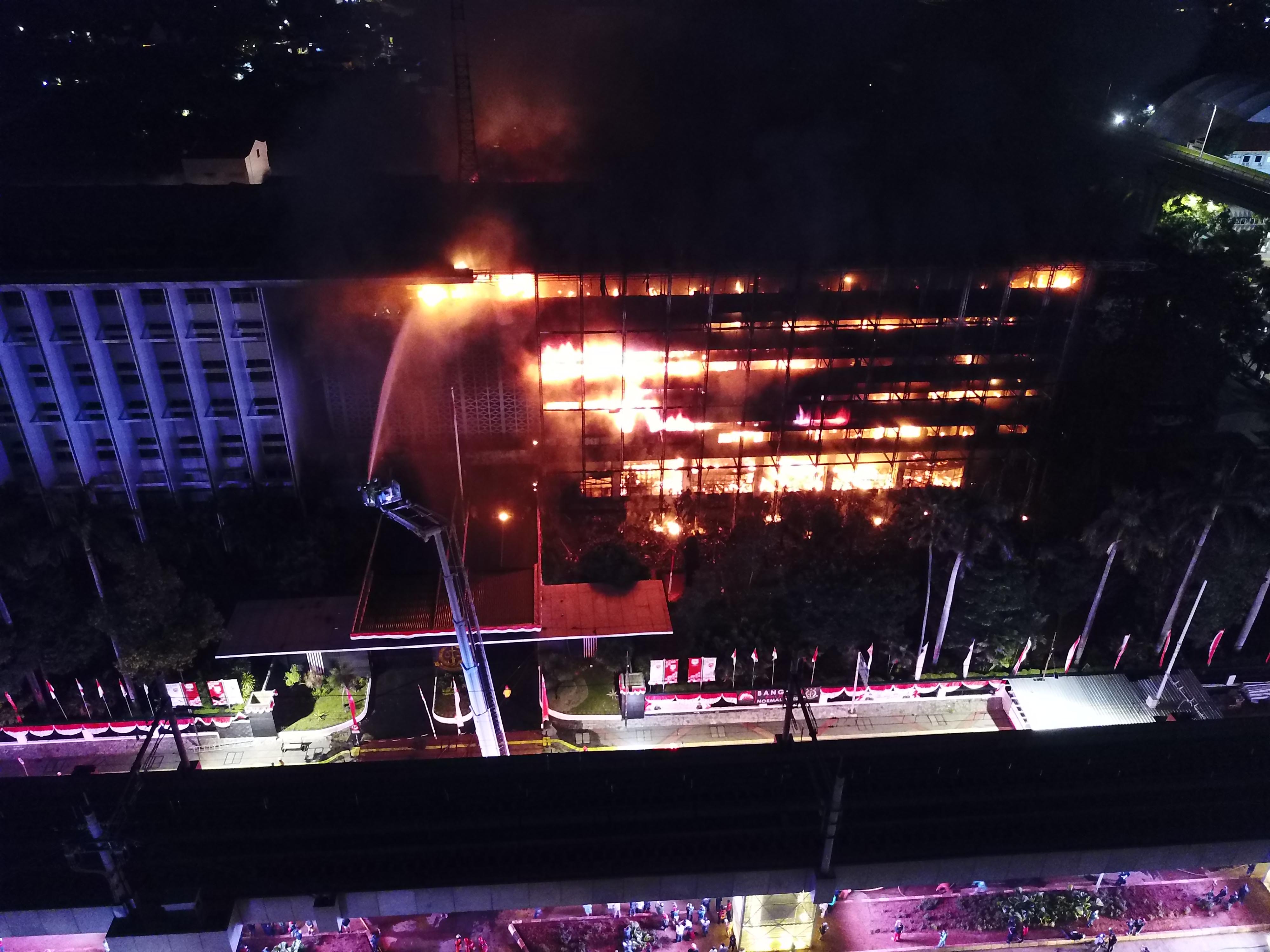 gedung-kejaksaan-agung-ri-terbakar-hebat_20200822_225015.jpg