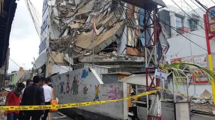 GEDUNG ROBOH SLIPI - Gedung roboh di Jalan Brigjen Katamso, Kota Bambu Selatan, Palmerah, Jakarta Barat, Senin (6/1/2020) pagi.