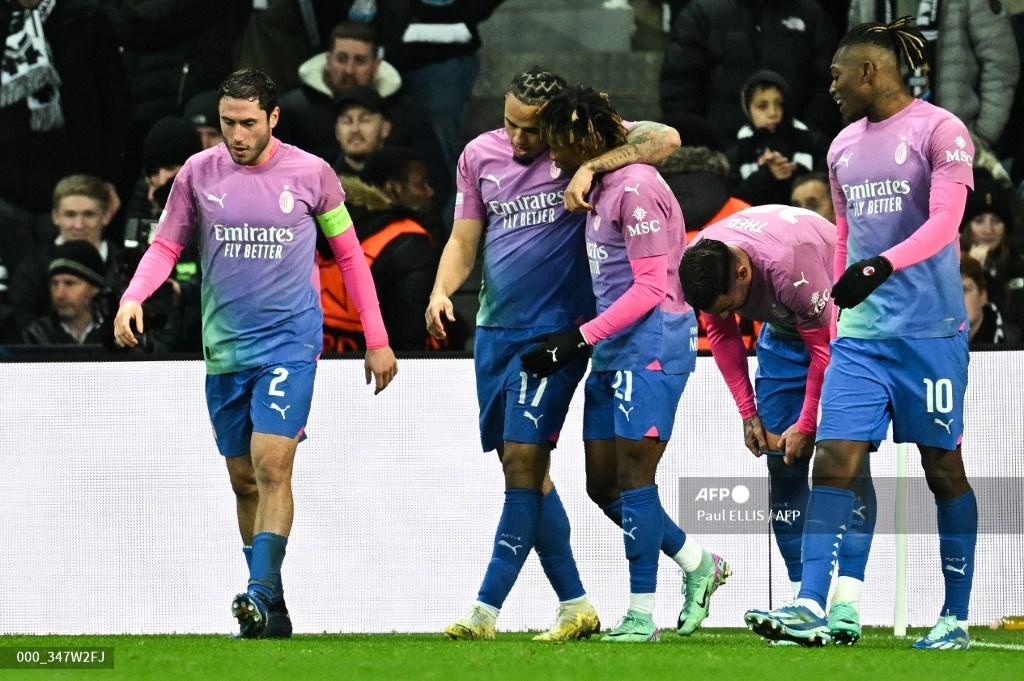 gelandang-ac-milan-asal-nigeria-21-samuel-chukwueze-cetak-gol.jpg
