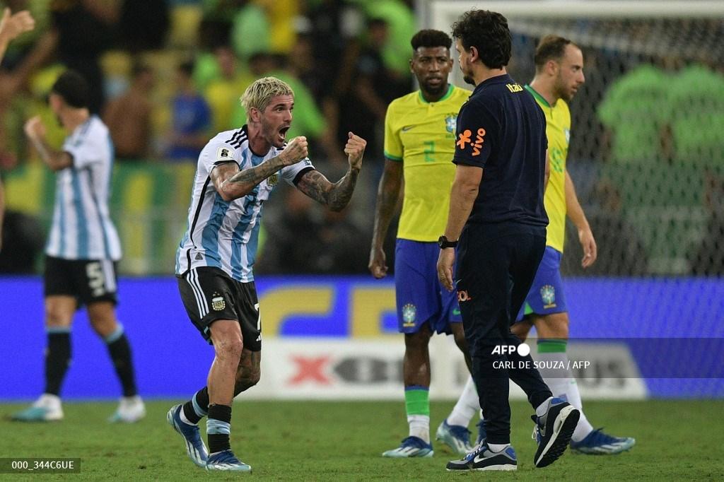 gelandang-argentina-rodrigo-de-paul-kiri-merayakan-kemenangan-di-markas-brasil.jpg
