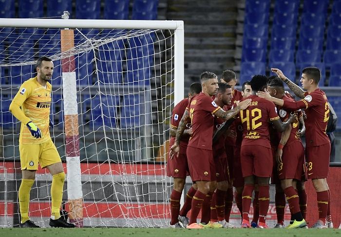 gelandang-armenia-as-roma-henrik-mkhitaryan-merayakan-gol-dengan-rekan-rekannya.jpg