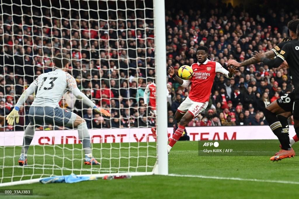Gelandang Arsenal asal Ghana Thomas Partey (Tengah) mengontrol bola sebelum mencetak gol pertama timnya selama pertandingan sepak bola Liga Utama Inggris antara Arsenal dan Bournemouth di Stadion Emirates di London pada 4 Maret 2023.