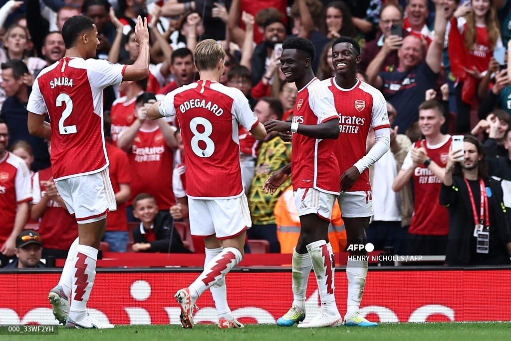 gelandang-arsenal-inggris-07-bukayo-saka-2-kanan-merayakan-bersama-rekan-satu-timnya.jpg
