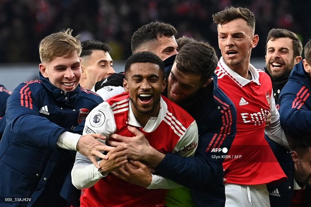 gelandang-arsenal-reiss-nelson-tengah-merayakan-setelah-mencetak-gol-ketiga-timnya.jpg