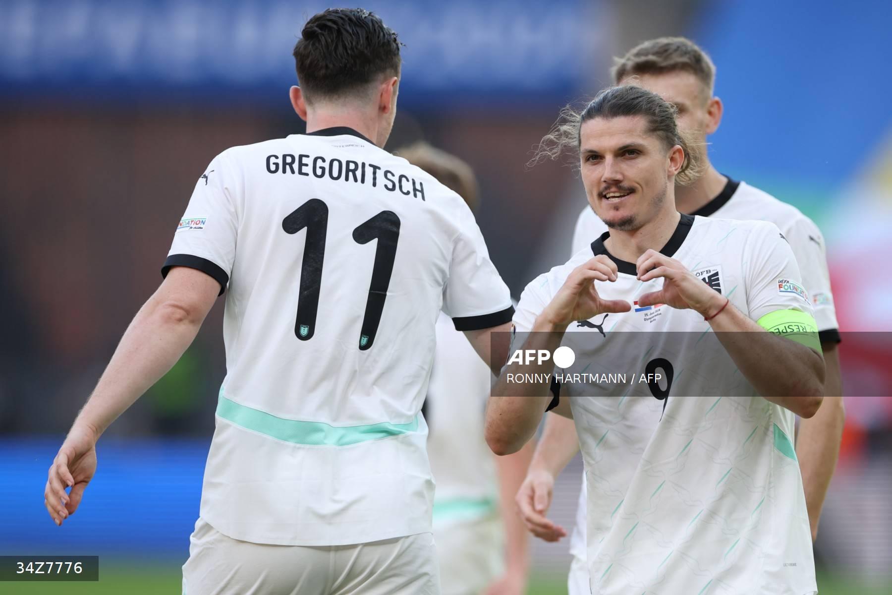 Gelandang Austria #09 Marcel Sabitzer merayakan gol ketiga timnya bersama rekan satu timnya pada pertandingan sepak bola Grup D UEFA Euro 2024 antara Belanda dan Austria di Olympiastadion di Berlin pada 25 Juni 2024. (Foto oleh Ronny HARTMANN / AFP)