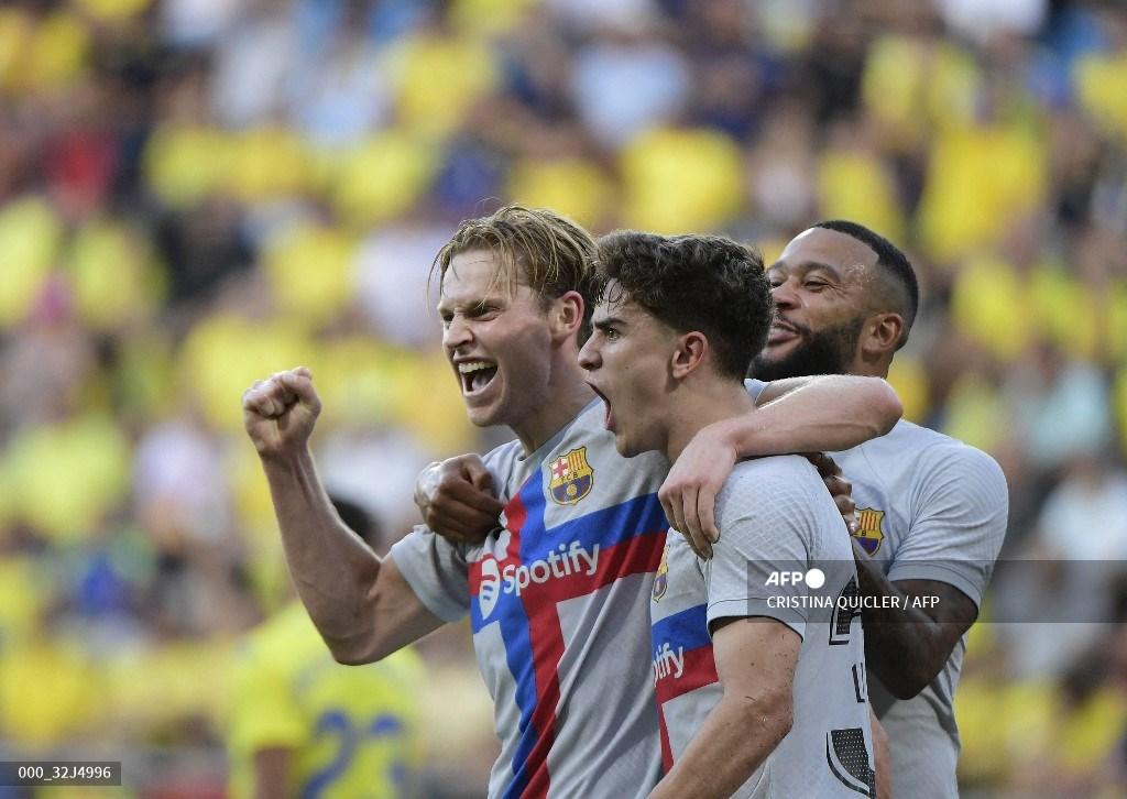 gelandang-barcelona-frenkie-de-jong-kiri-merayakan-gol-dengan-rekan-satu-timnya.jpg