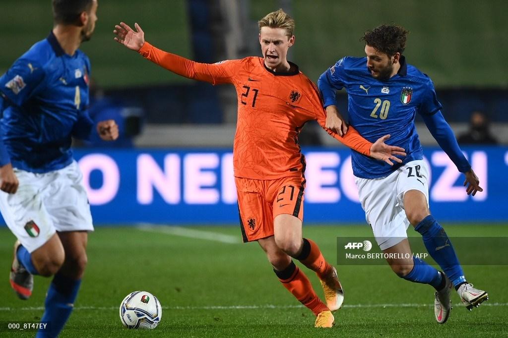 gelandang-belanda-frenkie-de-jong-kiri-bersaing-memperebutkan-bola-dengan-manuel-locatelli.jpg
