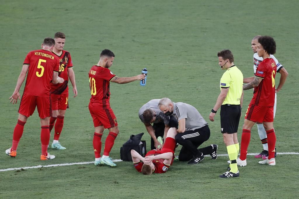 gelandang-belgia-kevin-de-bruyne-tengah-menerima-perawatan.jpg