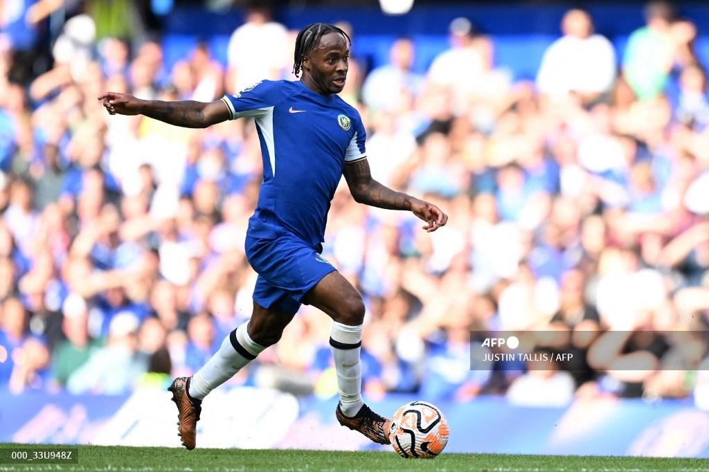 gelandang-chelsea-07-raheem-sterling-berlari-dengan-bola.jpg