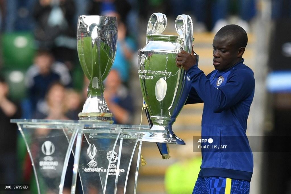 gelandang-chelsea-asal-prancis-ngolo-kante-meletakkan-trofi-liga-champions.jpg