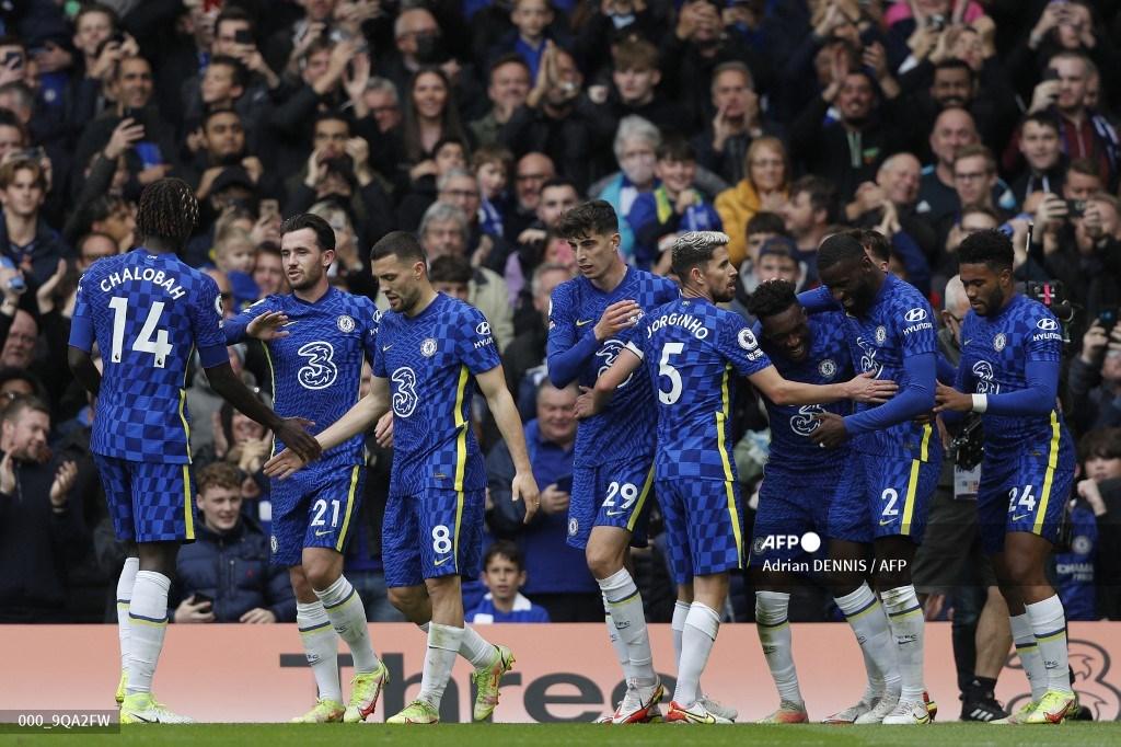 gelandang-chelsea-inggris-callum-hudson-odoi-merayakan-dengan-rekan-satu-timnya.jpg