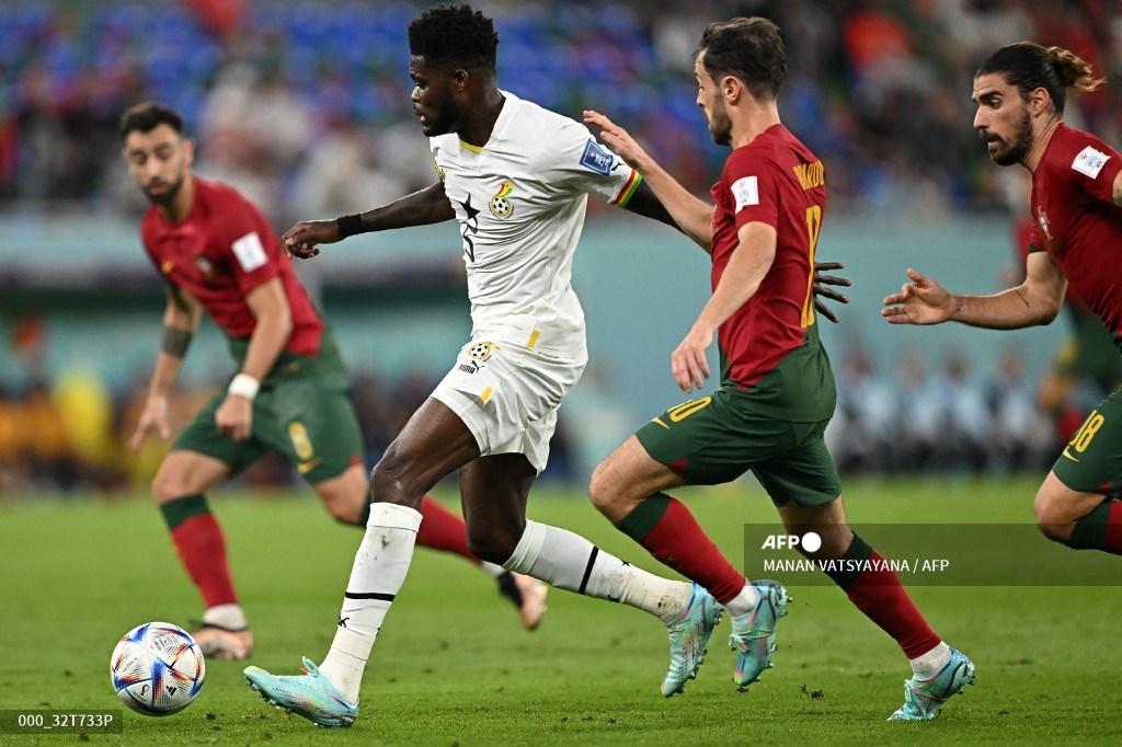 gelandang-ghana-05-thomas-partey-berduel-dengan-pemain-portugal-bernardo-silva.jpg