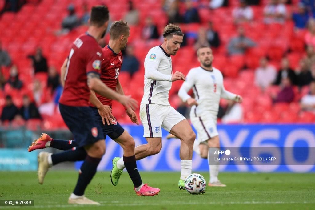 gelandang-inggris-jack-grealish-berlari-dengan-bola-selama-pertandingan-sepak-bola-grup-d.jpg