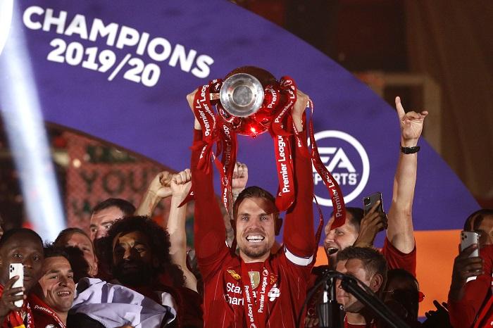 gelandang-inggris-liverpool-jordan-henderson-tengah-mengangkat-trofi-liga-premier.jpg