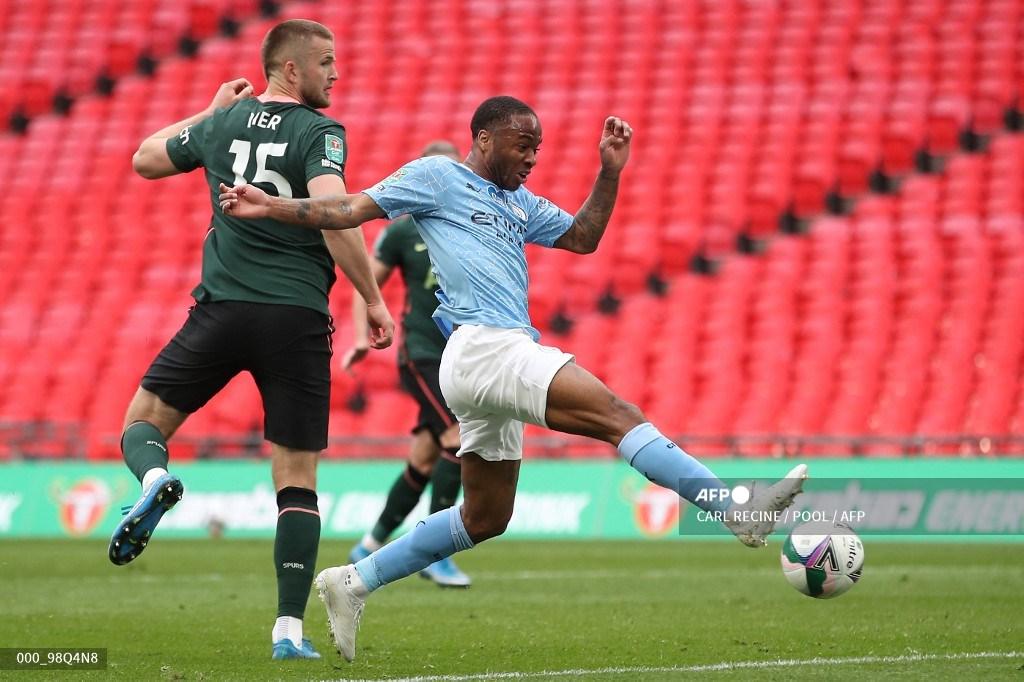 gelandang-inggris-manchester-city-raheem-sterling-kanan-menembak-tetapi-gagal-mencetak-gol.jpg