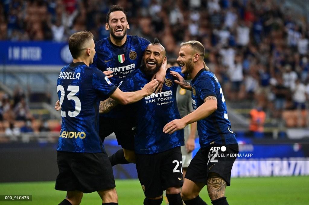 gelandang-inter-milan-hakan-calhanoglu-selebrasi-bersama-rekan-setimnya.jpg