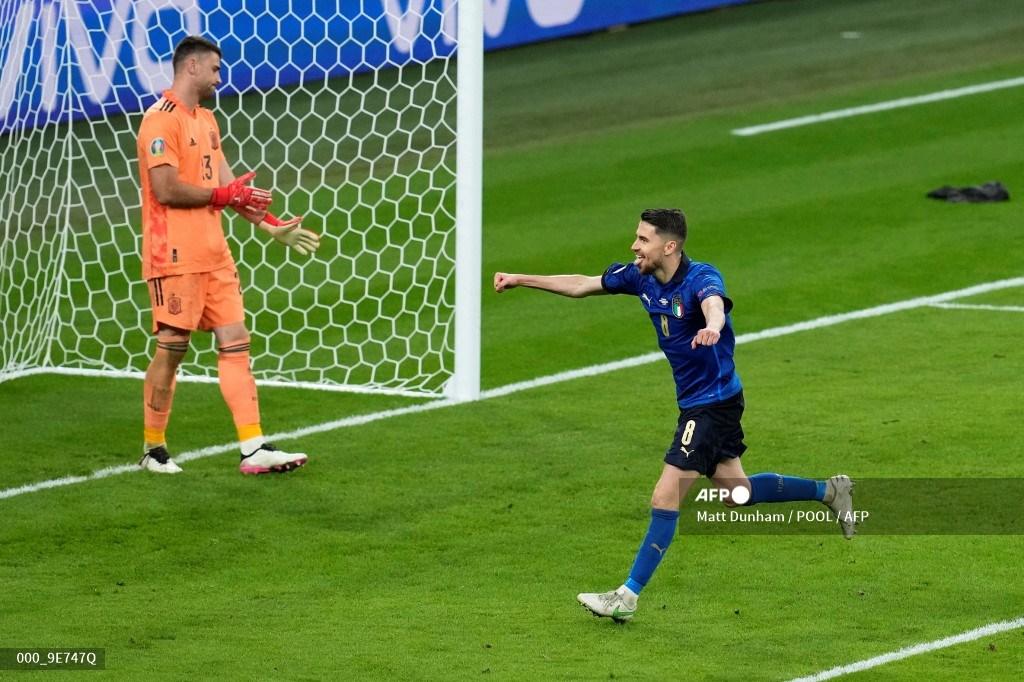 gelandang-italia-jorginho-merayakan-setelah-mencetak-gol-kemenangan-di-semifinal-euro-2021.jpg