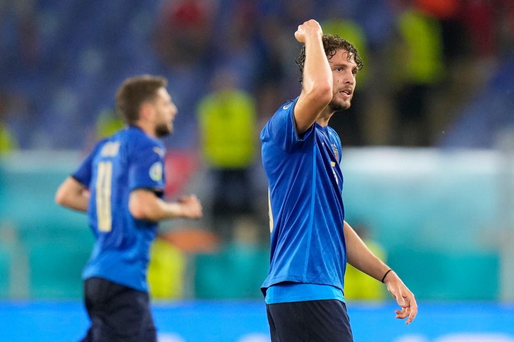 gelandang-italia-manuel-locatelli-kanan-merayakan-setelah-mencetak-gol-pertama.jpg