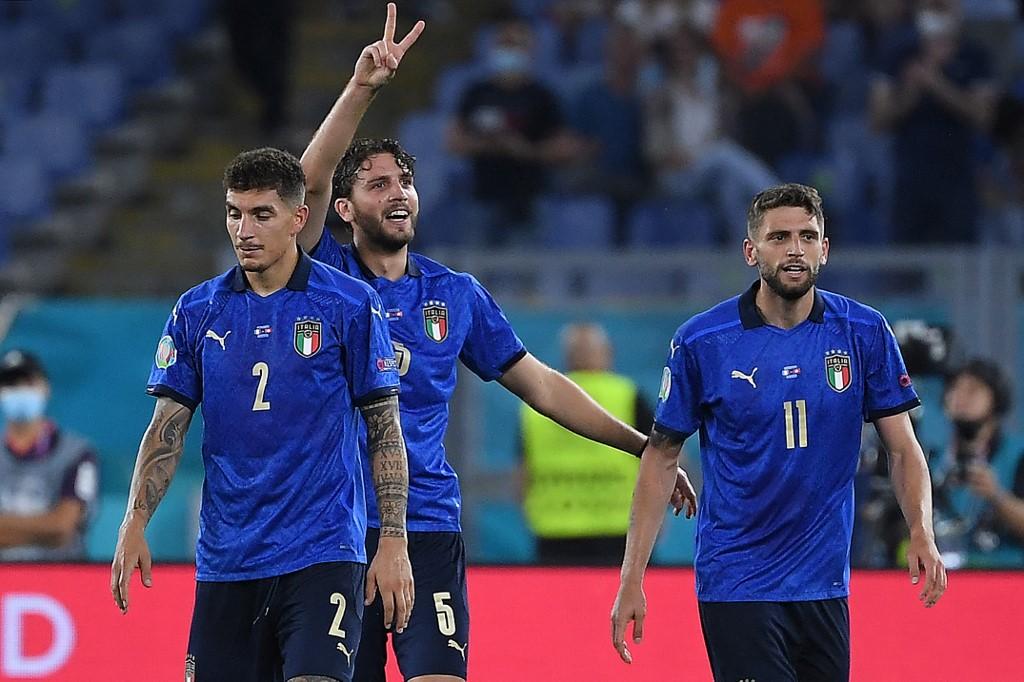 gelandang-italia-manuel-locatelli-tengah-merayakan-dengan-rekan-satu-timnya.jpg