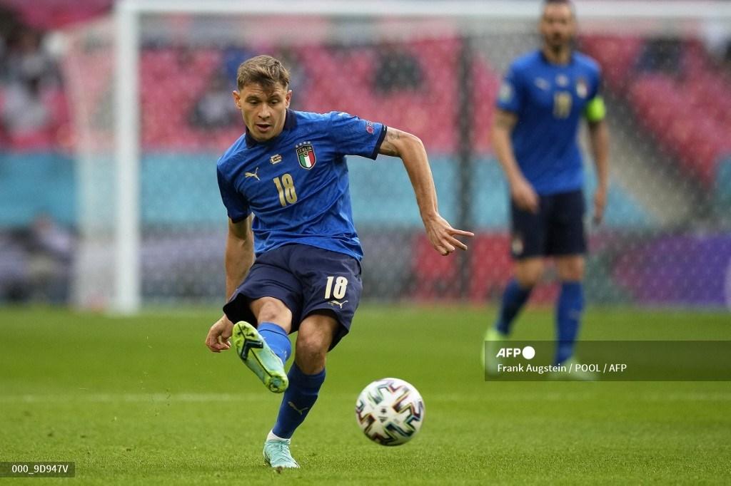 gelandang-italia-marco-verratti-kiri-dan-bek-austria-aleksandar-dragovic-bersaing.jpg