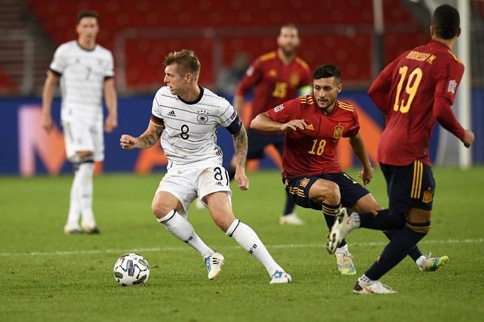 gelandang-jerman-toni-kroos-kiri-dan-gelandang-spanyol-oscar-rodriguez-2ndr.jpg