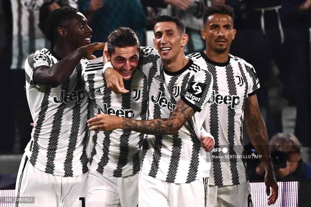 gelandang-juventus-adrien-rabiot-kedua-dari-kiri-merayakan-golnya-bersama-rekan-satu-tim.jpg