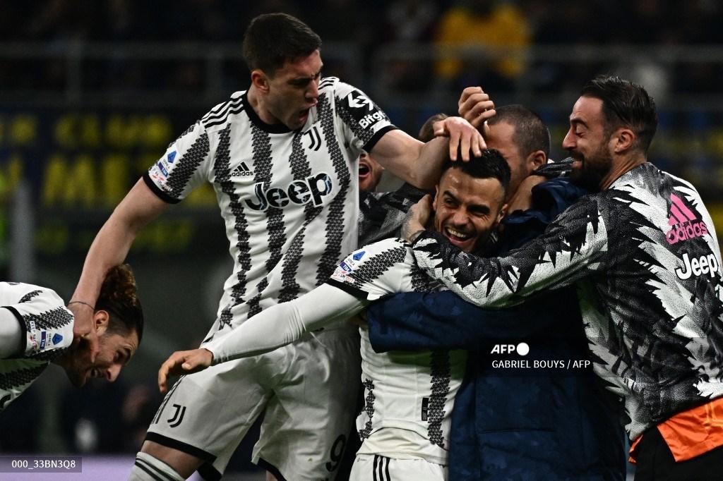 gelandang-juventus-asal-serbia-filip-kostic-cr-merayakan-dengan-rekannya.jpg