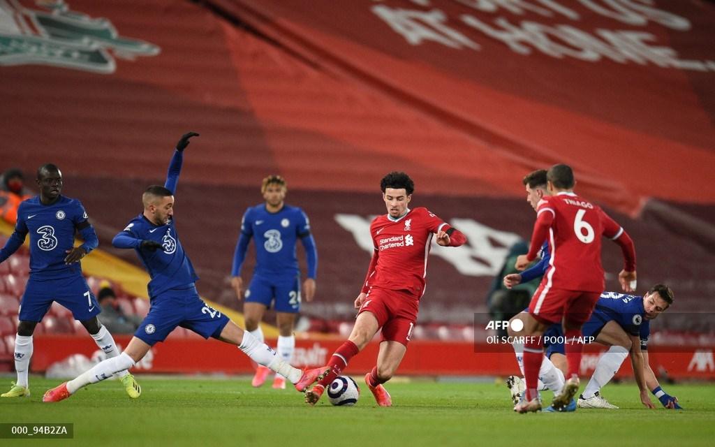 gelandang-liverpool-inggris-curtis-jones-tengah-berduel-dengan-gelandang-chelsea-hakim-ziyech.jpg