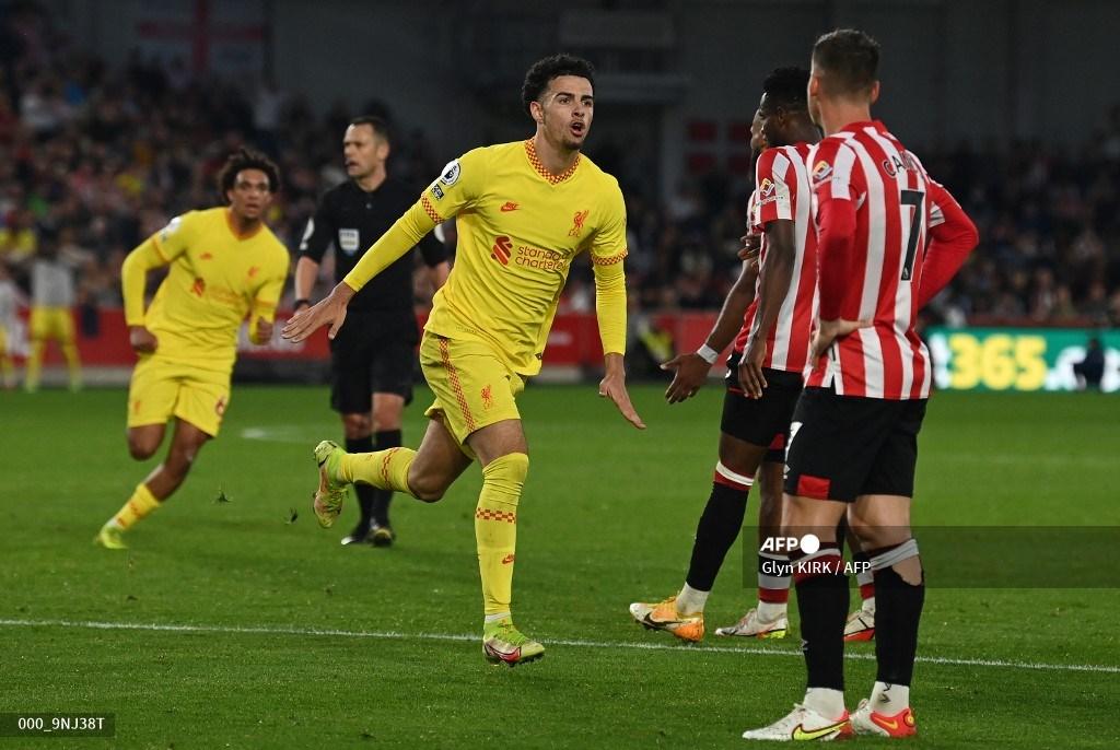 gelandang-liverpool-inggris-curtis-jones-tengah-merayakan-mencetak-gol-ketiga-the-reds.jpg
