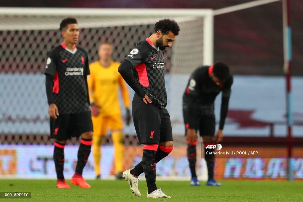 gelandang-liverpool-mesir-mohamed-salah-tengah-dan-rekan-satu-timnya-tertunduk-lesu.jpg