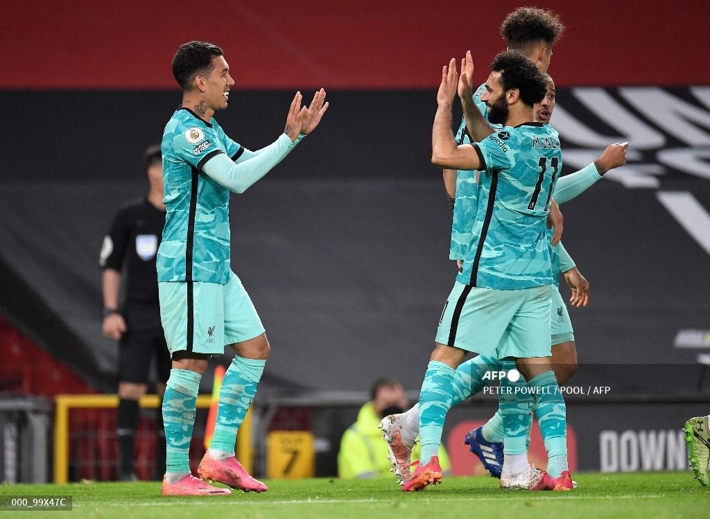 gelandang-liverpool-roberto-firmino-kiri-merayakan-gol-ketiga-timnya-dengan-mo-salah.jpg