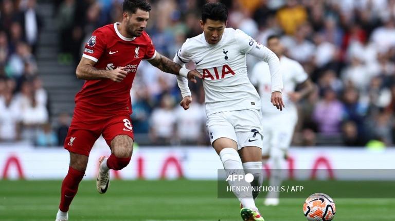 gelandang-liverpooldominik-szoboszlai-berebut-dengan-penyerang-tottenham-hotspur-son-heung-min.jpg