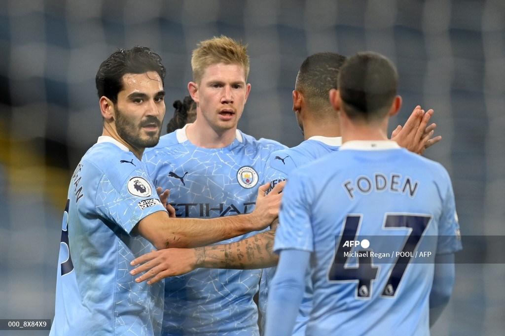 gelandang-manchester-city-asal-jerman-ilkay-gundogan-selebrasi-dengan-rekannya.jpg