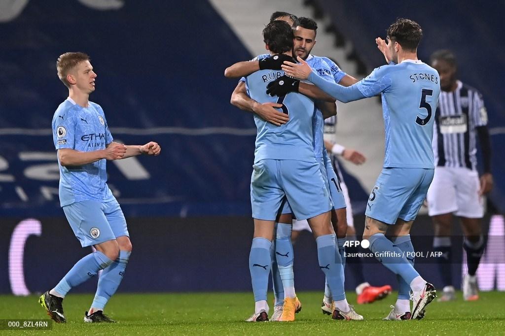 gelandang-manchester-city-riyad-mahrez-merayakan-mencetak-gol-keempat-dengan-rekannya.jpg