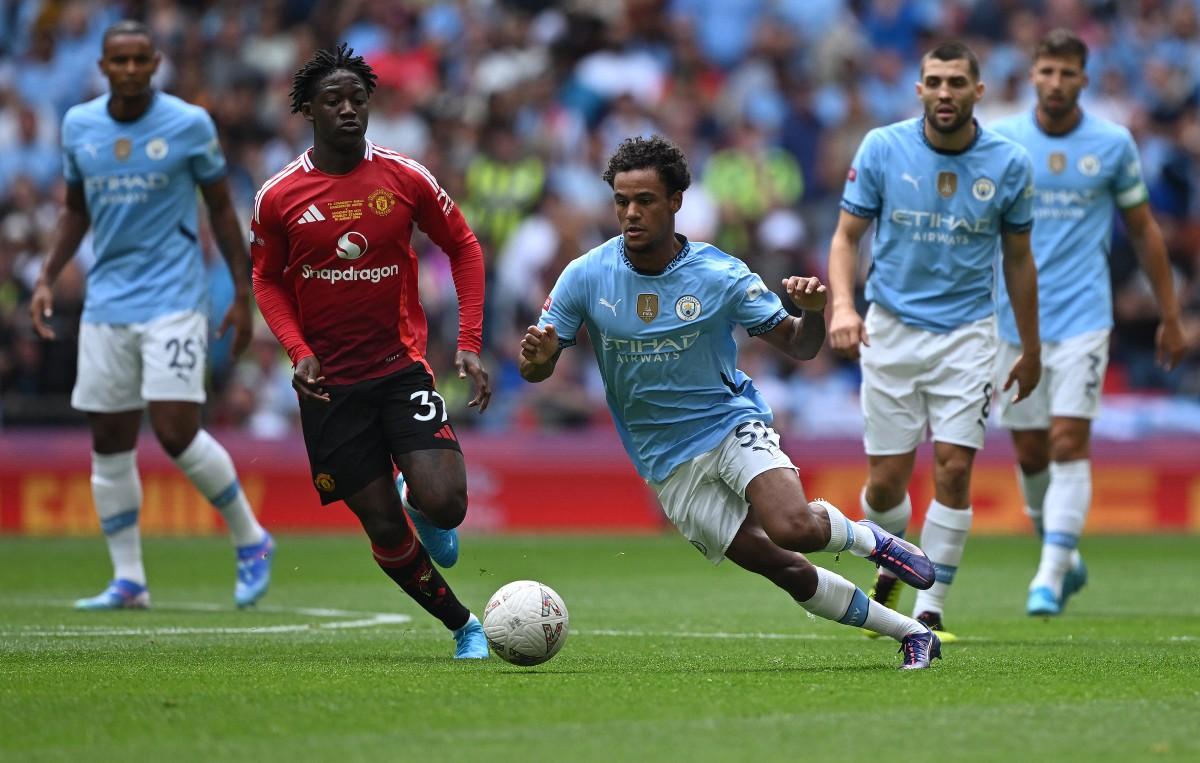 gelandang-manchester-united-kobbie-mainoo-2l-berebut-dengan-gelandang-manchester-city-oscar-bobb.jpg