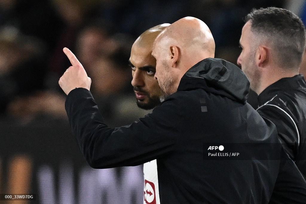 gelandang-manchester-united-maroko-04-sofyan-amrabat-dengan-erik-ten-hag.jpg