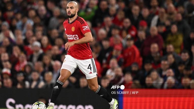gelandang-manchester-united-sofyan-amrabat-saat-melawan-crystal-palace.jpg