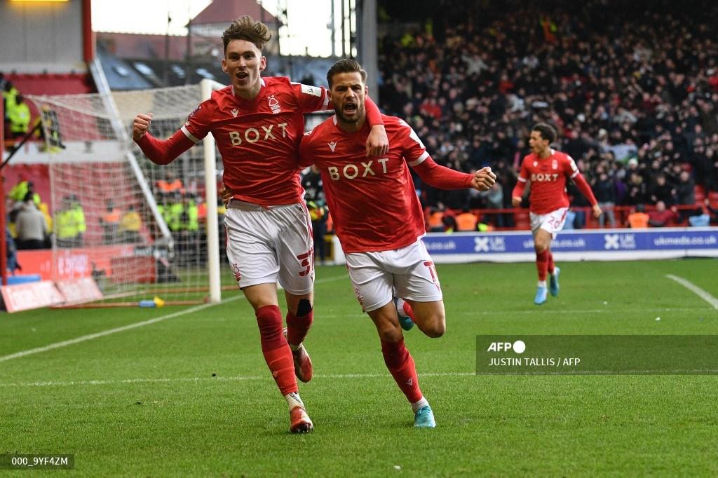 gelandang-nottingham-forest-philip-zinckernagel-tengah-dengan-james-garner-kiri.jpg