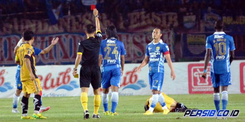 gelandang-persib-bandung-hariono-diganjar-kartu-merah_20151013_024228.jpg