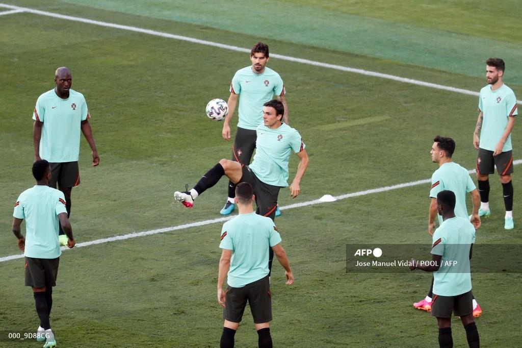 gelandang-portugal-joao-palhinha-tengah-dan-rekan-satu-timnya-dan-bruno-fernandes.jpg