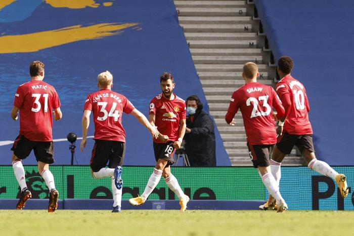 gelandang-portugal-manchester-united-bruno-fernandes-merayakan-gol-dengan-tim-setan-merah.jpg