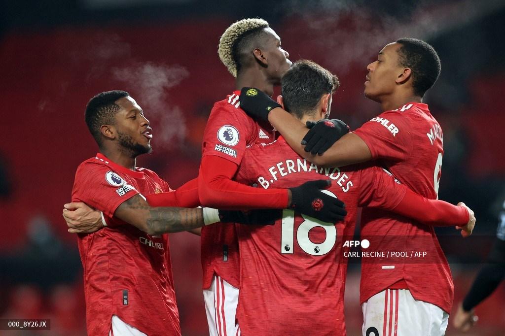 gelandang-portugis-manchester-united-bruno-fernandes-tengah-merayakan-bersama-rekan-satu-timnya.jpg