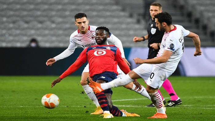 gelandang-prancis-lille-bamba-berduel-dengan-pemain-ac-milan.jpg